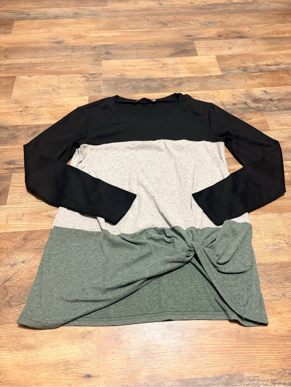 Colorblock Twist Hem Long Sleeve Top - Black, Gray & Green